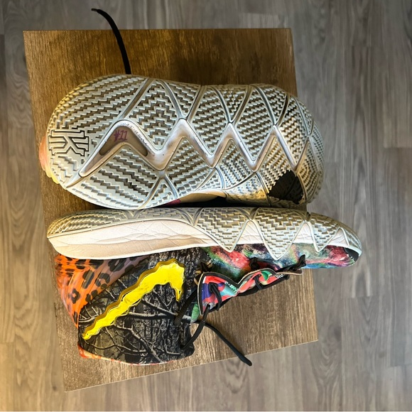 Kyrie Irving SpongeBob basketball shoes - Picture 4 of 4